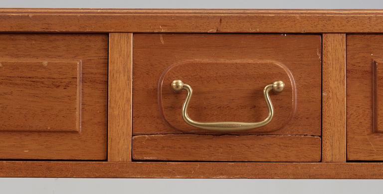 JOSEF FRANK, sideboard, Firma Svenskt Tenn, modell 821.