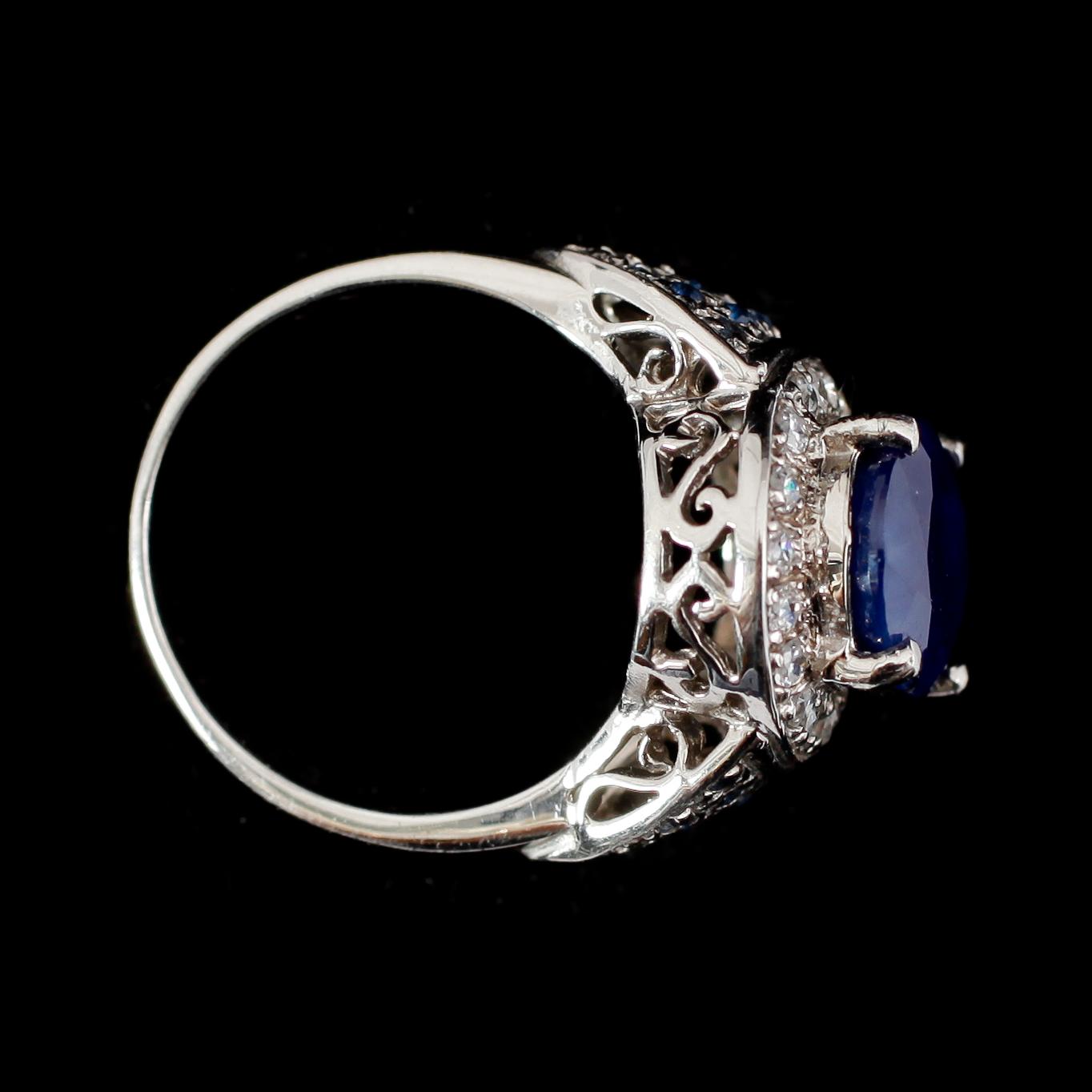 RING, silver, blå safir ca 3,0 ct, mindre safirer samt vita stenar.