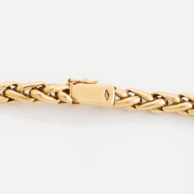 Collier 18K guld med ett mynt, en safir, en rubin och runda briljantslipade diamanter.