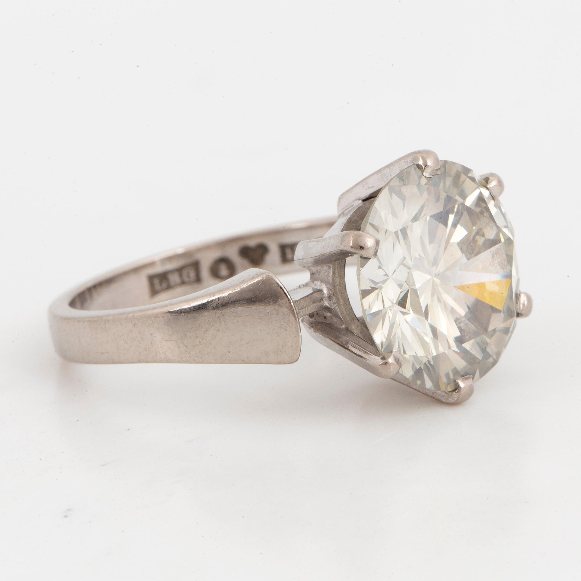 ENSTENSRING, med en briljantslipad diamant 5,42 ct.