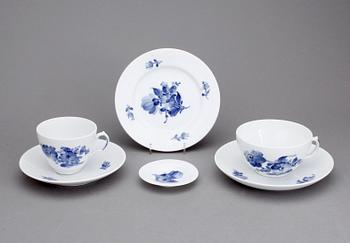 KAFFE- och TESERVIS, porslin, 46 delar, "Blå Blomst", Royal Copenhagen.