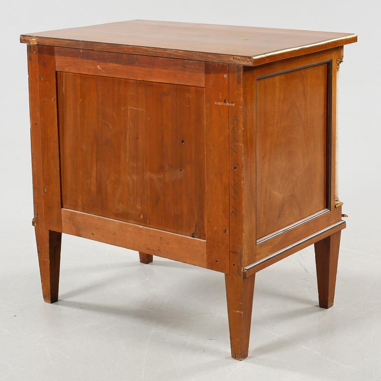 A chest of drawers, early 20th century.