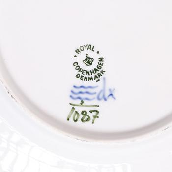 SERVISDELAR, "Musselmalet", 44 delar + 9 askfat, Royal Copenhagen, Danmark.