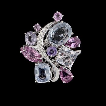 COCKTAILRING, 18K vitguld, olikfärgade safirer tot ca 7.90 ct, diamanter tot ca 0.07 ct.