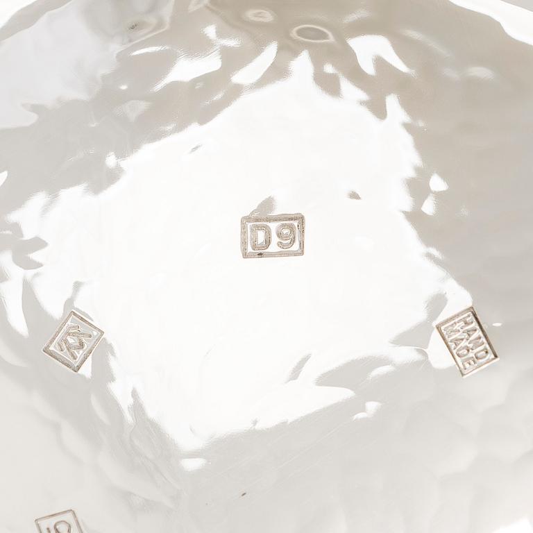 A. Tillander, malja, sterlinghopeaa ja emalia. Turku 2005.