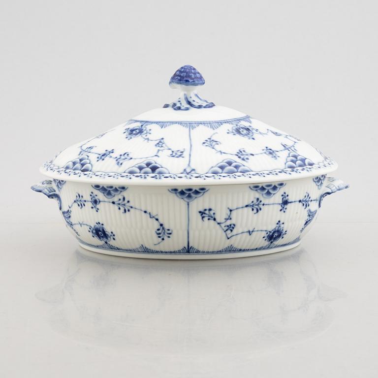 Terrin med lock, porslin, Royal Copenhagen, "Musselmalet halvblond", modell 622, 1966/67.