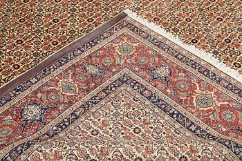A Sarouk carpet, approx. 337 x 243 cm.