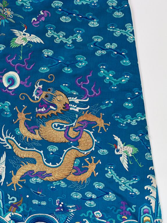 ROBE, silk. Height 145,5 cm. China, late Qing dynasty (1644–1911).