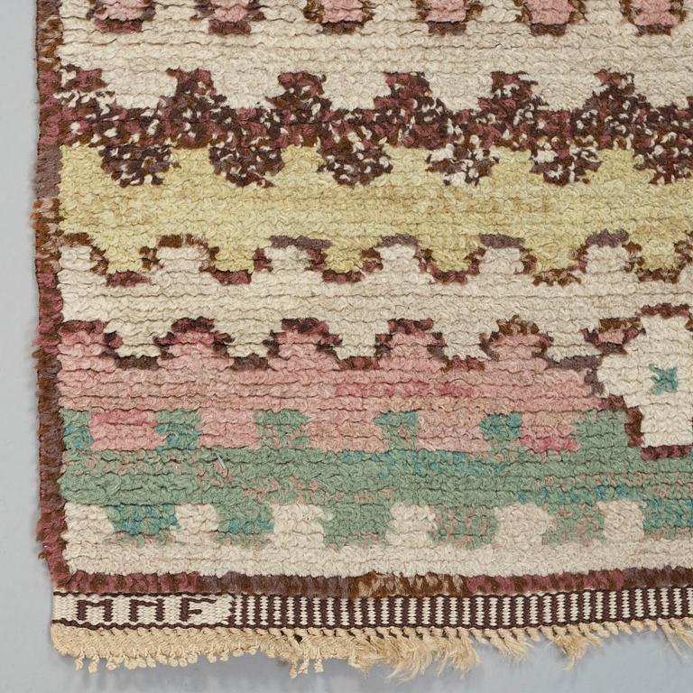 RUG. Part of the pattern "Lunden". Knotted pile. 115 x 67,5 cm. Signed MMF.