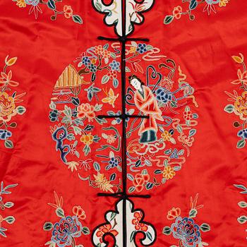 An embroidered Chinese silk robe, first half of the 20th century.