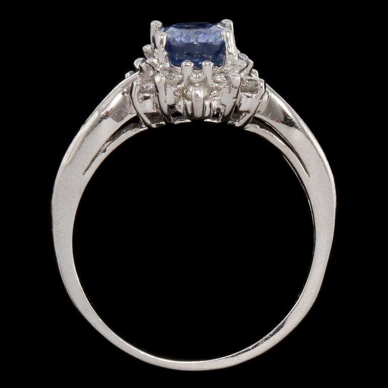 RING, 14k vitguld med fasettslipad tanzanit och 10 briljantslipade diamanter. Vikt 4 g.
