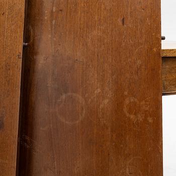 A dining table, England, 19th century.