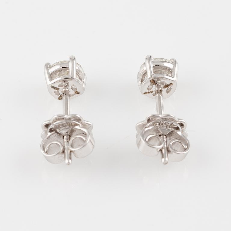 Örhängen med briljantslipade diamanter, medföljande GIA dossier.