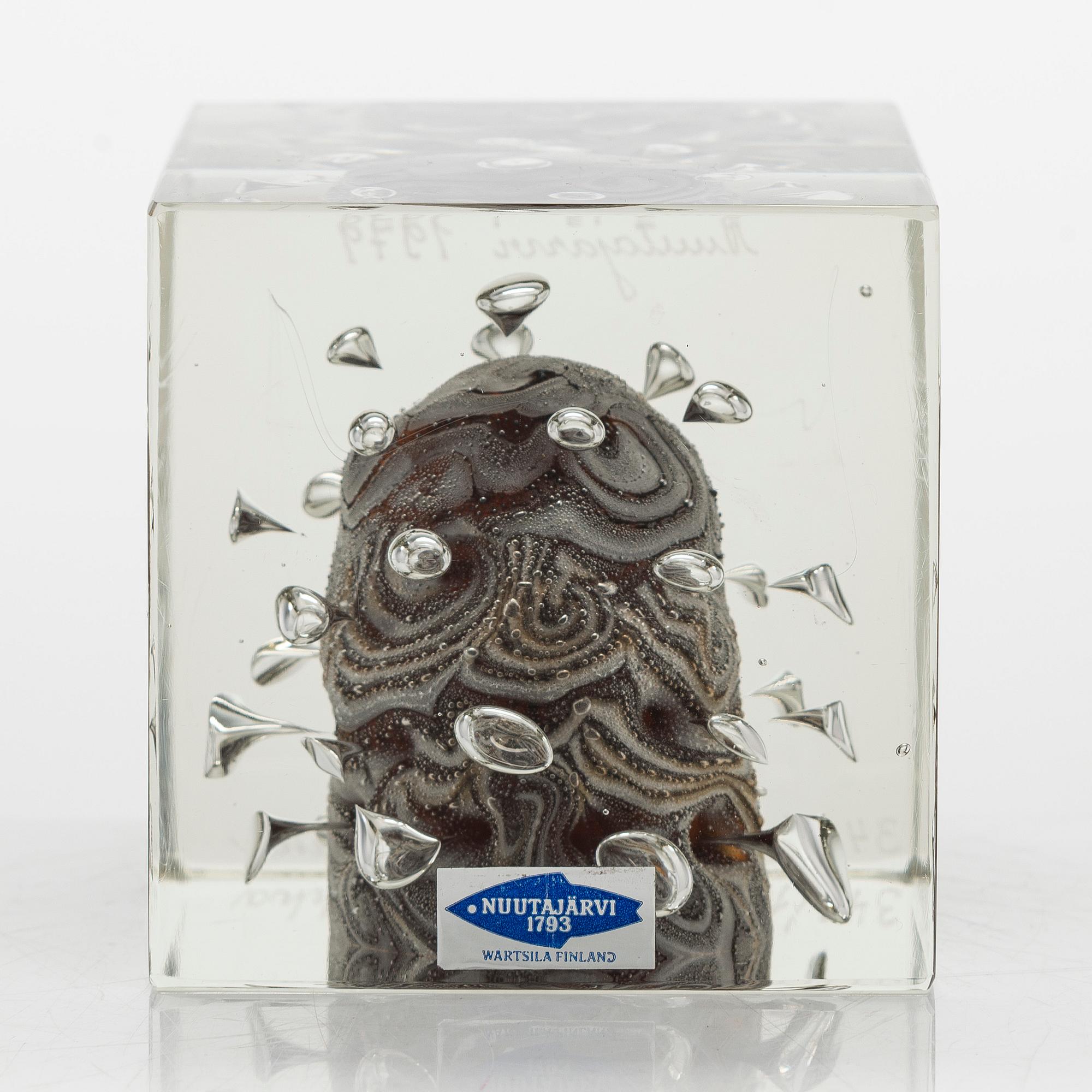 Oiva Toikka, An annual cube, signed Oiva Toikka Nuutajärvi 1979 and numbered 349/1000.