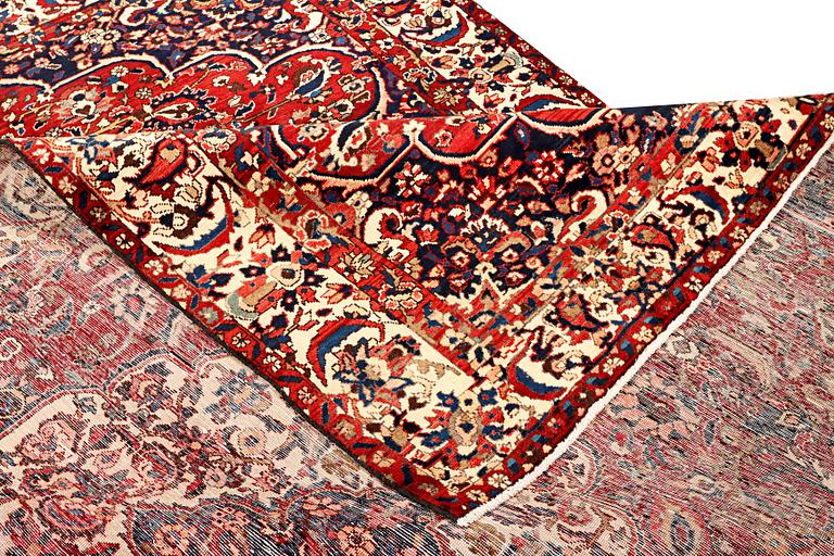 A Mahal carpet c. 315 x 215 cm.