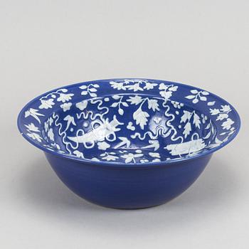 A blue and white reverse decorated basin, Mingstyle, late Qing dynasty.