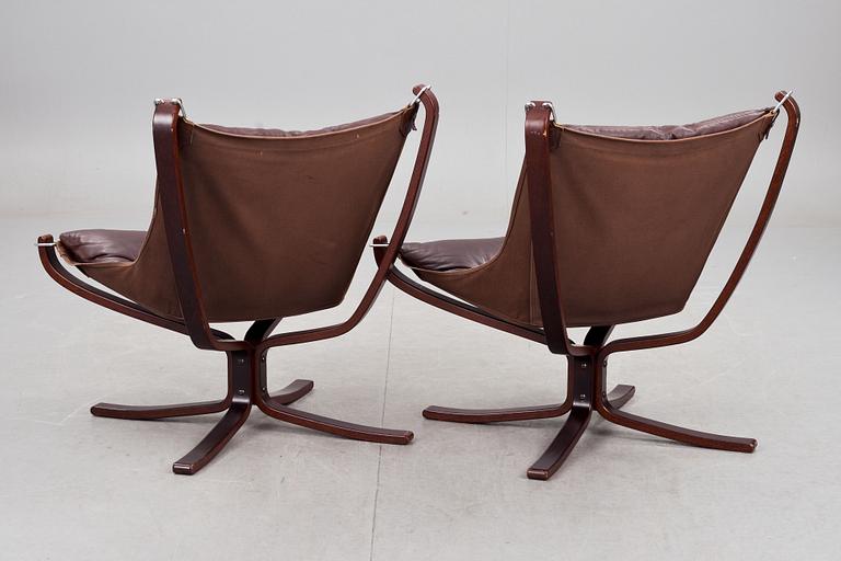 FÅTÖLJER, ett par och BORD, "Falcon chair", Sigurd Russel, Vatne möbler, Norge, 1970-tal.