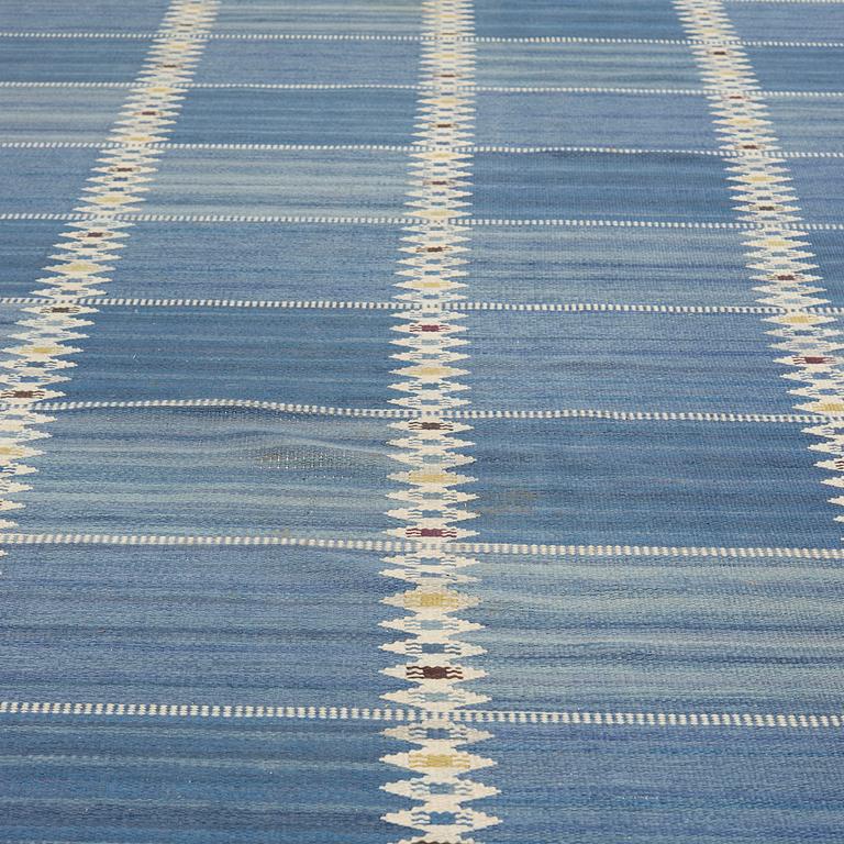BARBRO NILSSON, matta, rölakan, "Salerno blå med enkel bård", 319,5 x 224 cm, signerad AB MMF BN.