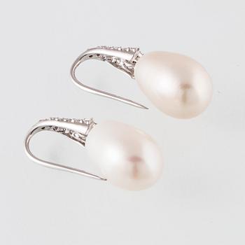 ÖRHÄNGEN, 18K vitguld med odlade pärlor samt briljantslipade diamanter ca 0.59 ct. Vikt 8,9 gram.