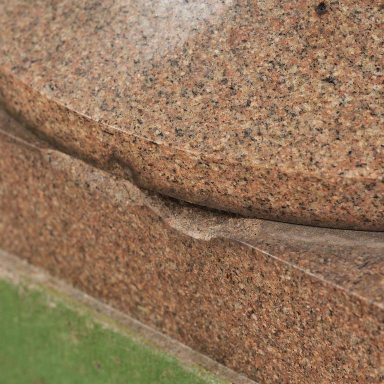 A massive Gardenurn, red Bohus granite, made circa 1905. Empire style.