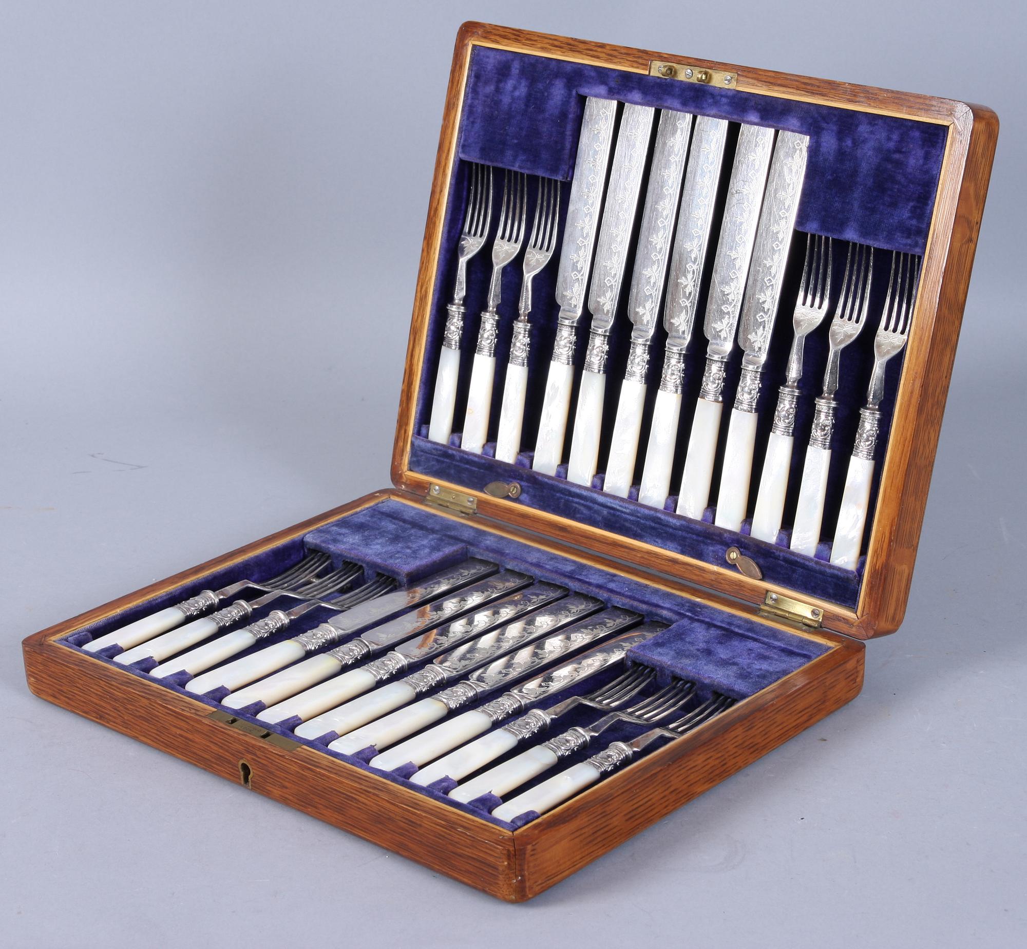 FISKBESTICK, 24 delar, vitmetall, silver och pärlemor, Henry Wigfull, Sheffield, England 1906.