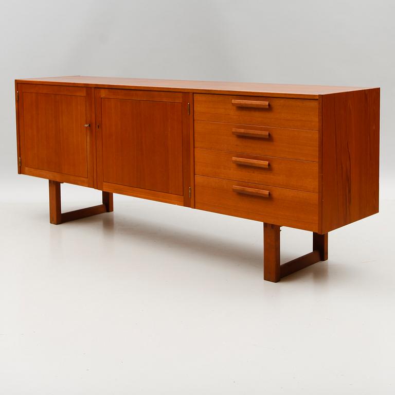 SIDEBOARD, "Domi Monté", Nils Jonsson, Troeds, 1900-talets andra hälft.