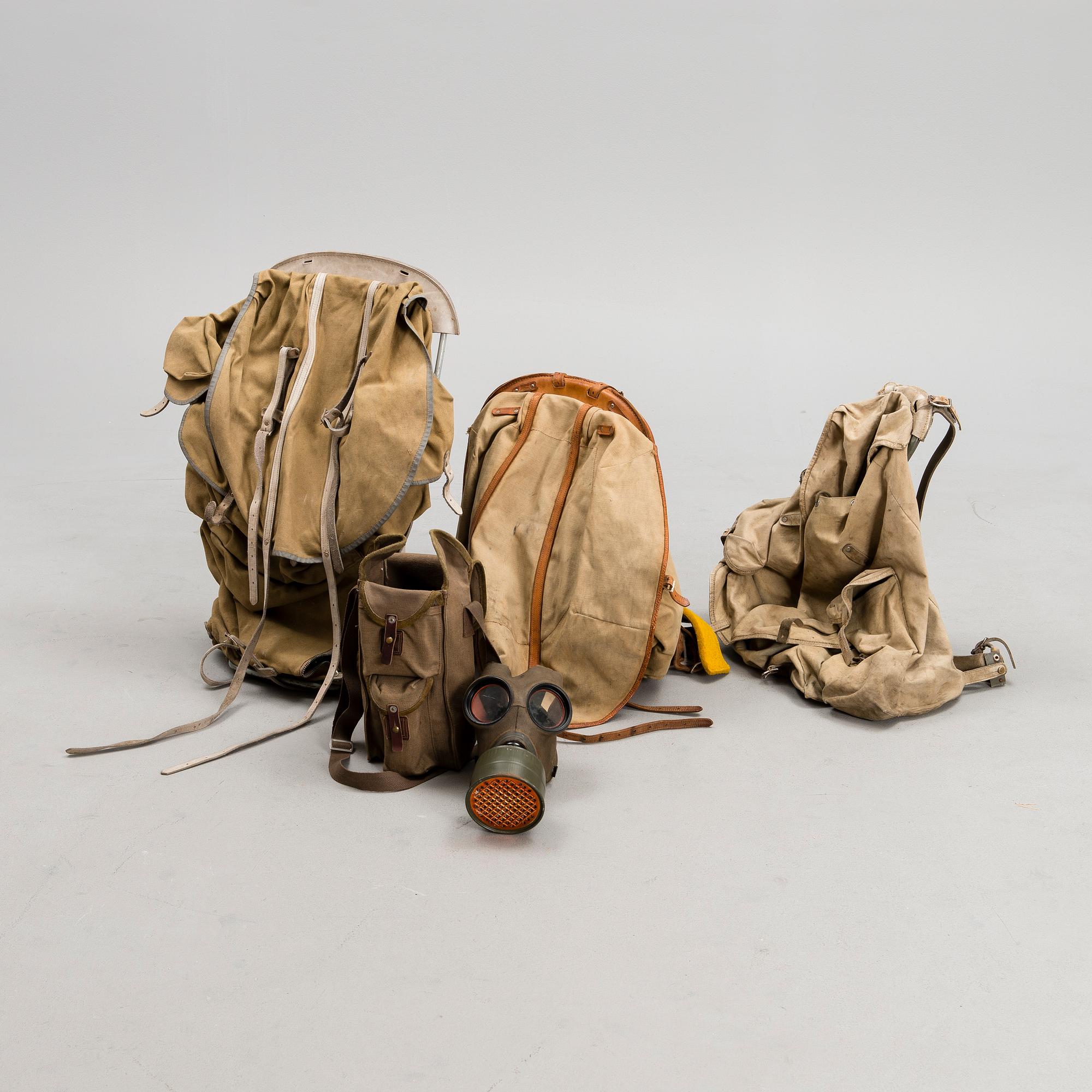 RYGGSÄCKAR, 3 ST, SAMT GASMASK, militär, 1900-talets mitt.