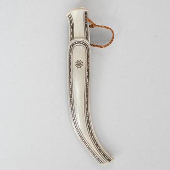 Esse Poggats, a reindeer horn knife.