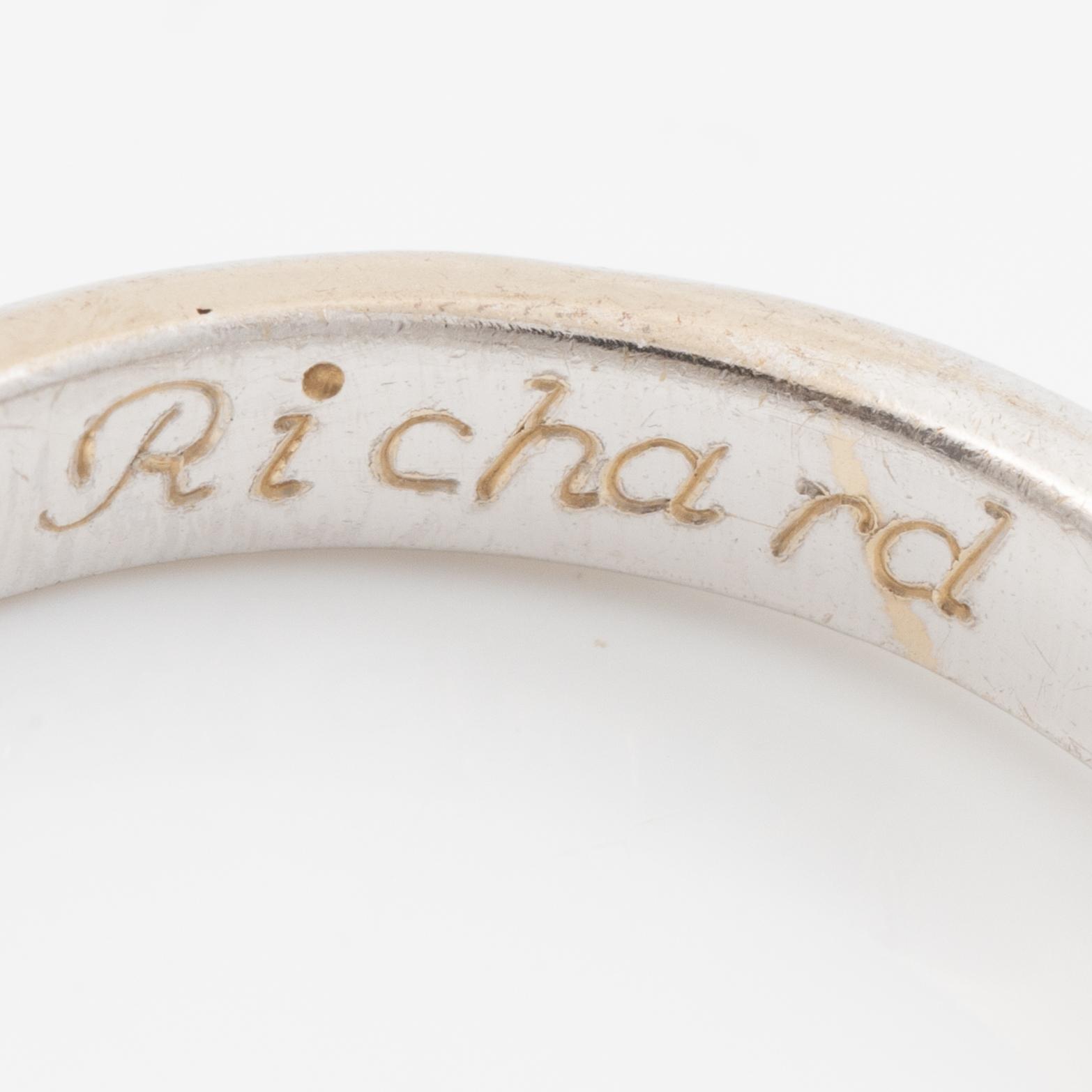 Ring in 18K white gold set with round brilliant-cut diamonds.