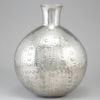 ESTRID ERICSON, a pewter vase, 'Peruanska Urnan', Firma Svenskt Tenn, Stockholm 2015.