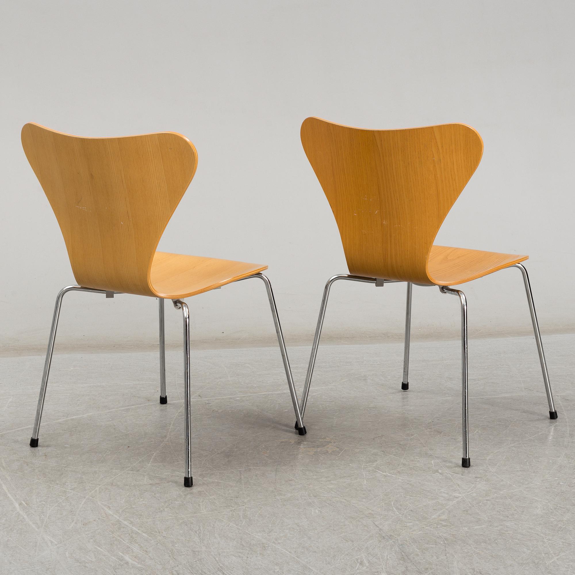 ARNE JACOBSEN, a pair of 'Series 7' chairs from Fritz Hansen, Denmark 1999.