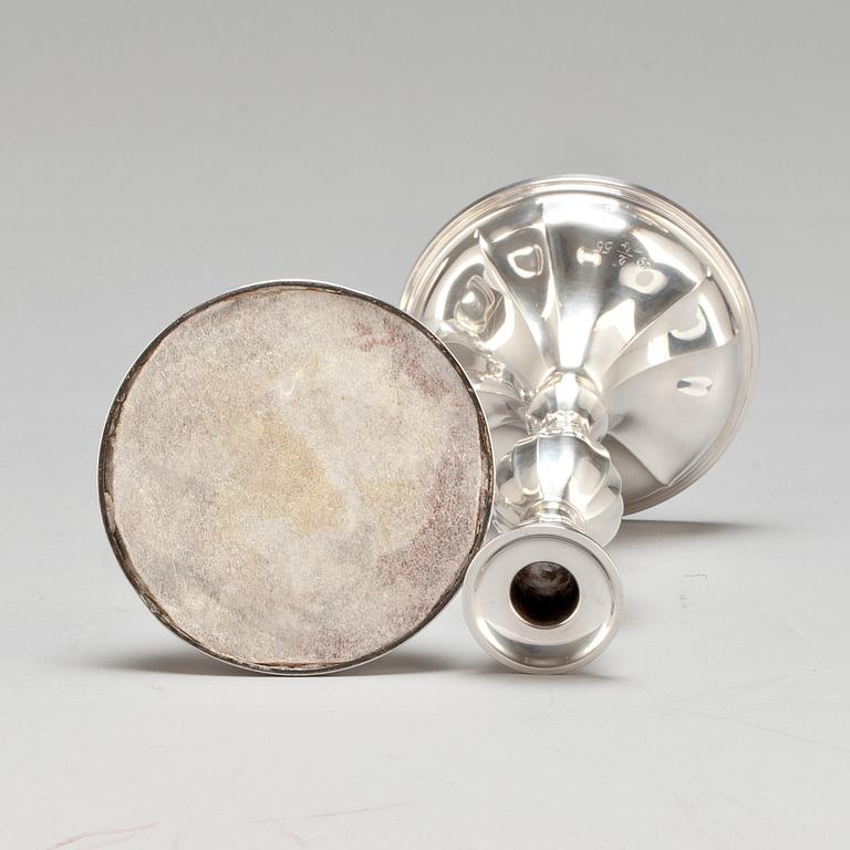 LJUSSTAKAR, ett par. Silver, rokokostil. 1900-tal.
