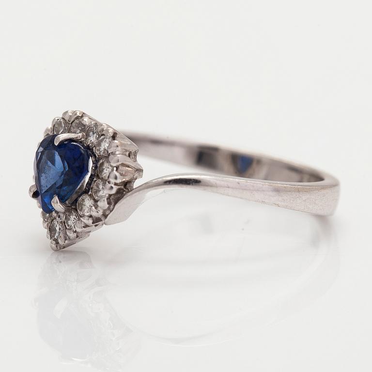 Sormus, 18K valkokultaa, sydämenmuotoinen safiiri ja timantteja yhteensä n. 0.15 ct.