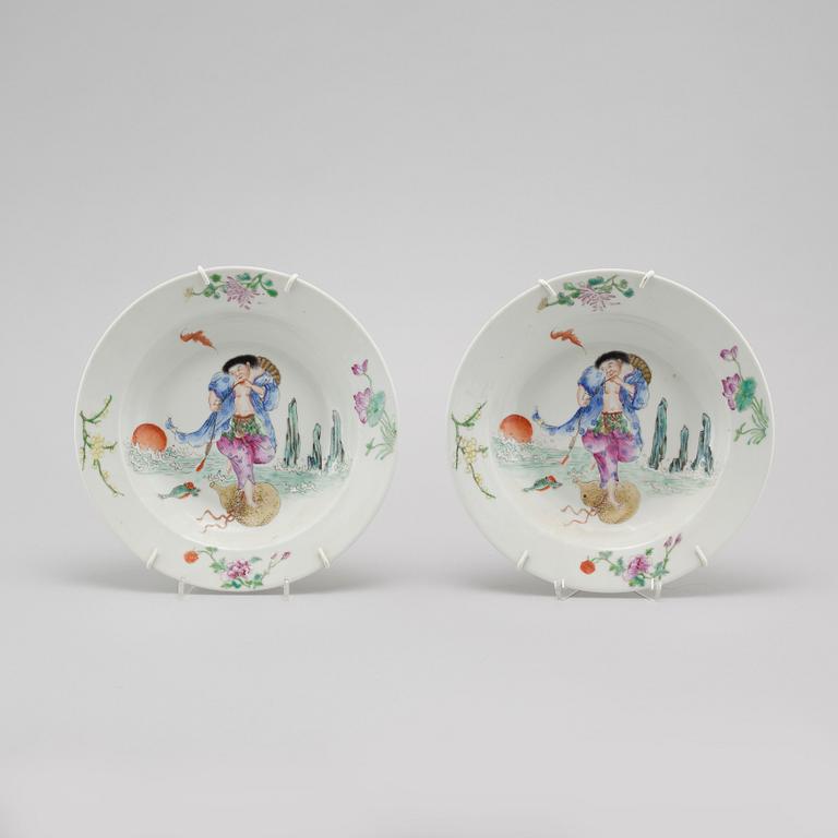 A pair of chinese porcelian dishes from the 20th century.