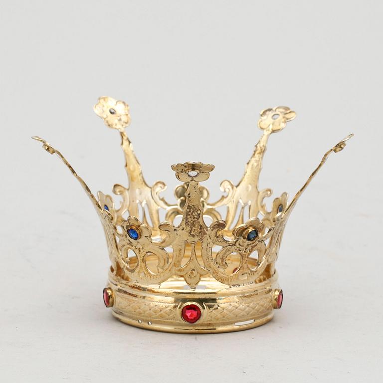 BRUDKRONA, förgyllt silver med färgade glasstenar, design Albin Öijving, Gävle 1935. Vikt ca 82 gram.