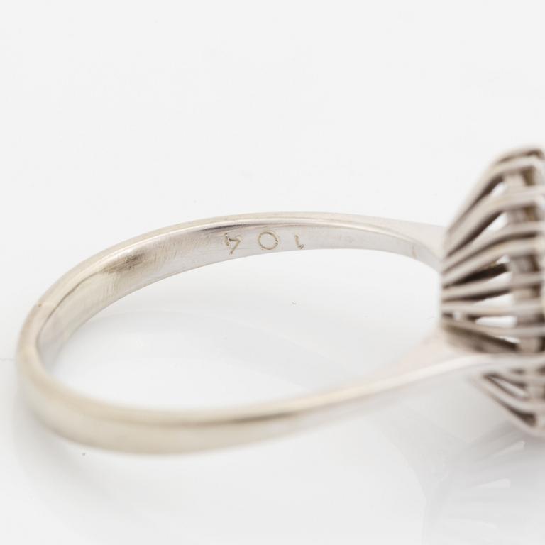 Brilliant cut diamond ring.