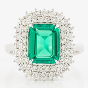 Ring, cocktail ring, 18K white gold with synthetic emerald and brilliant-cut diamonds.