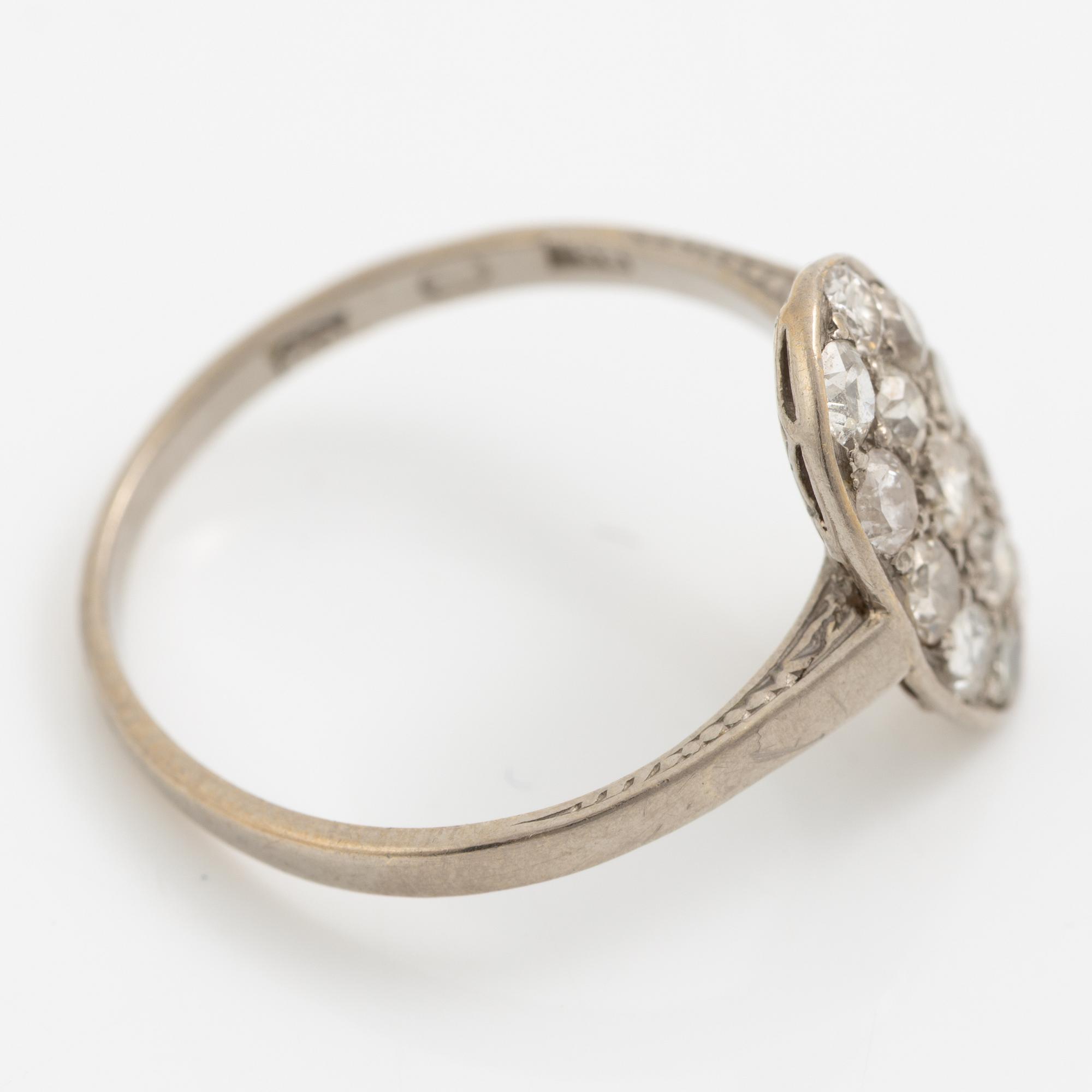 Ring platina med gammalslipade diamanter.