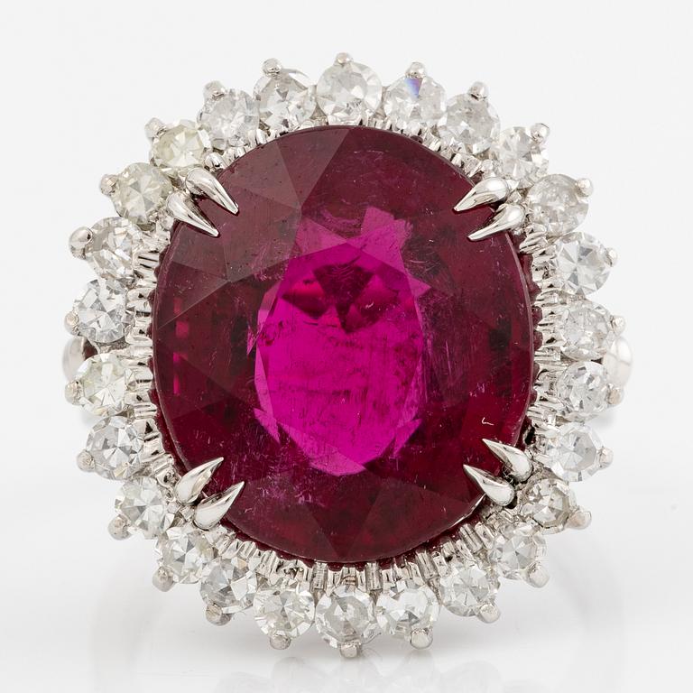 Ring, cocktail ring with rubellite (tourmaline) and octagon-cut diamonds.