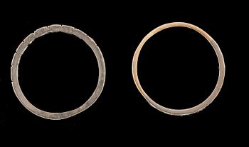 RINGAR, 2st, 18k guld och vitguld, alliansringar med små diamanter. Vikt 5,1g.