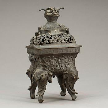 A bronze censer with cover, late Qing dynasty, 19th Century.