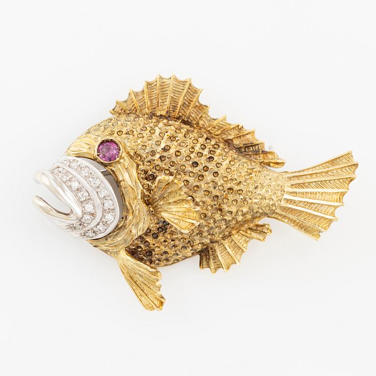 Brosch, Uno A Erre, fisk, 18K guld med diamanter och rubin, Italien.