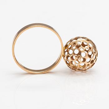 Liisa Vitali, A 14K gold ring "Leppäkerttu". Kultakeskus, Hämeenlinna 1975.