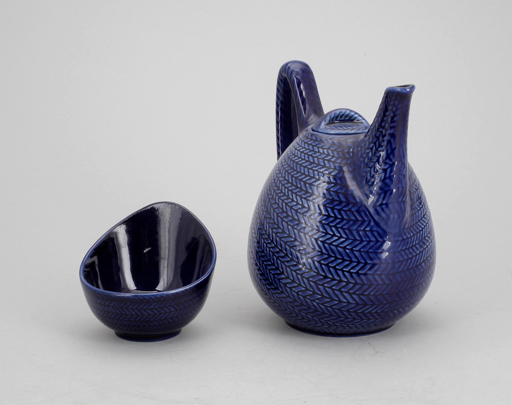 KAFFEKANNA SAMT SOCKERSKÅL, porslin, "Blå eld", Hertha Bengtsson, Rörstrand.