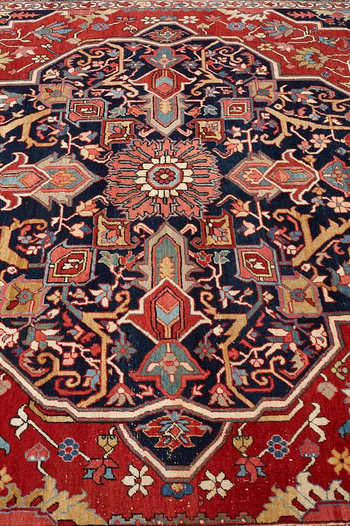Matto, an antique Heriz, ca 564,5 x 587,5 x 376,5-380 cm.