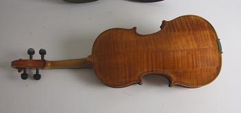 VIOLIN, i låda.