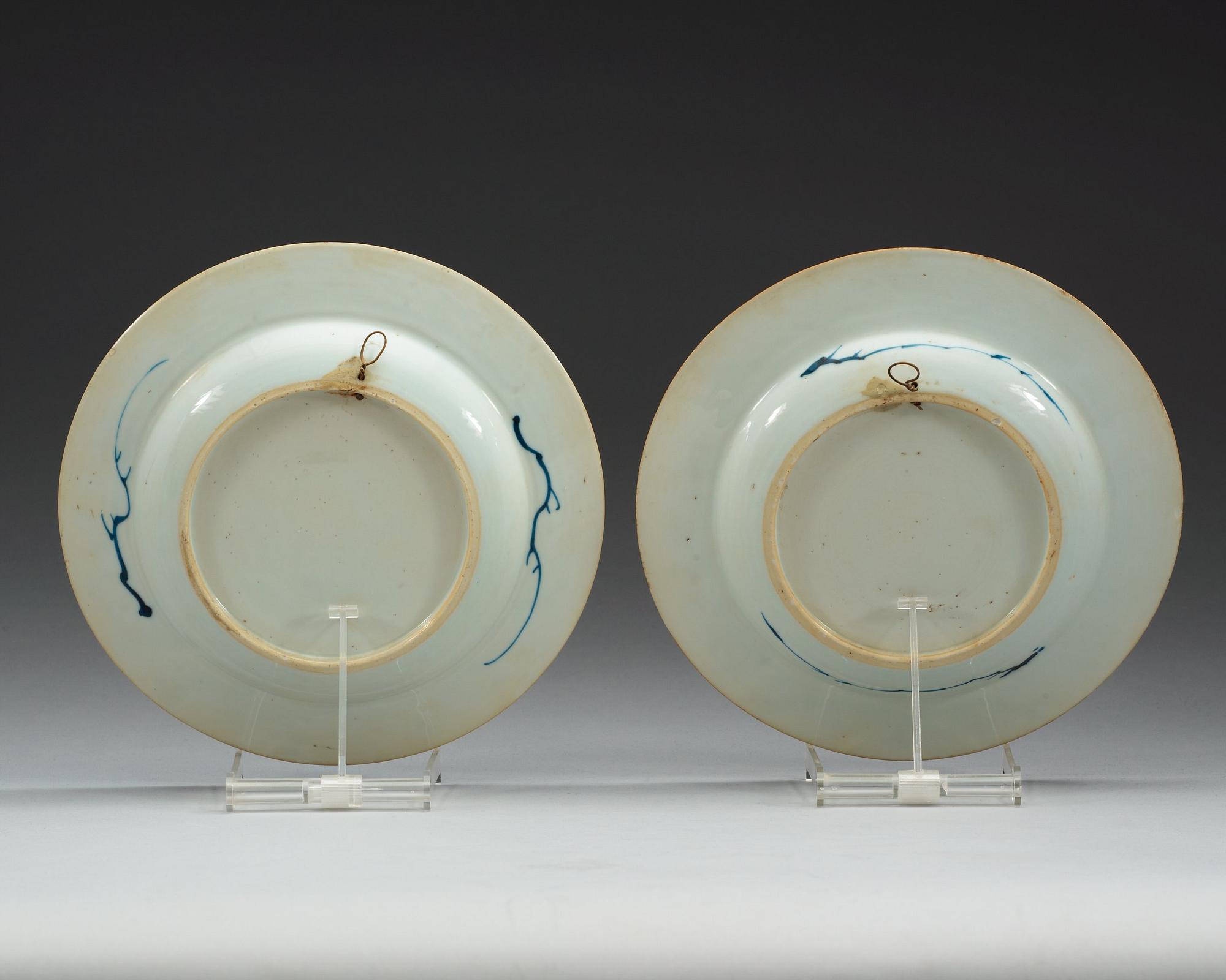 TALLRIKAR, ett par, kompaniporslin. Qing dynastin, Qianlong (1736-95).