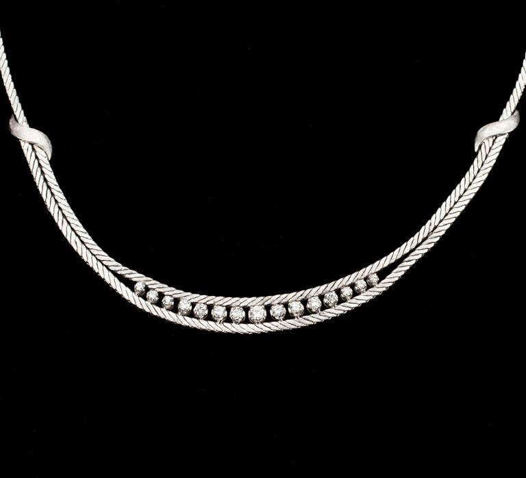 COLLIER, 18K vitguld med briljantslipade diamanter tot. ca 0,60 ct. Vikt 26,3 g.