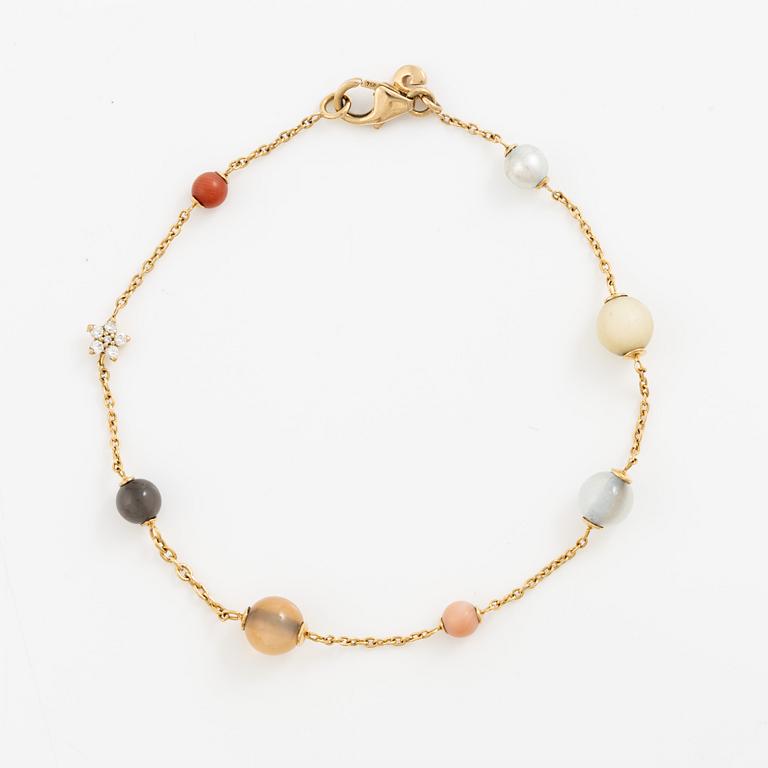 Ole Lynggaard, armband, "Shooting stars bracelet"18K guld med bland annat pärla, korall och stjärnmönster med briljantslipade diamanter.