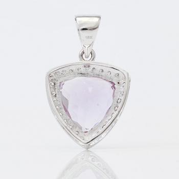HÄNGE, ametist ca 12,75 ct, briljantslipade diamanter totalt ca 0,80 ct.
